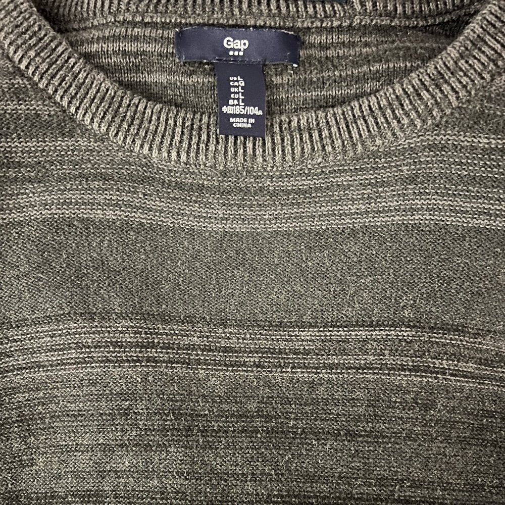 Gap men’s black and gray sweater
